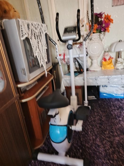 Продаётся Спортивный беговой тренажёр.