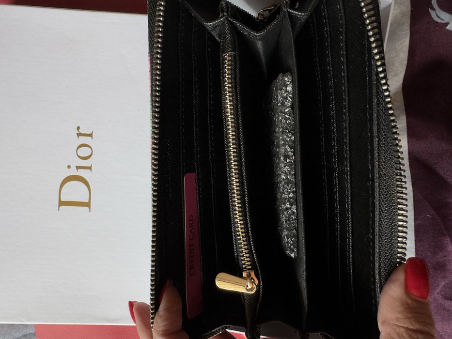 Ново дамско портмоне