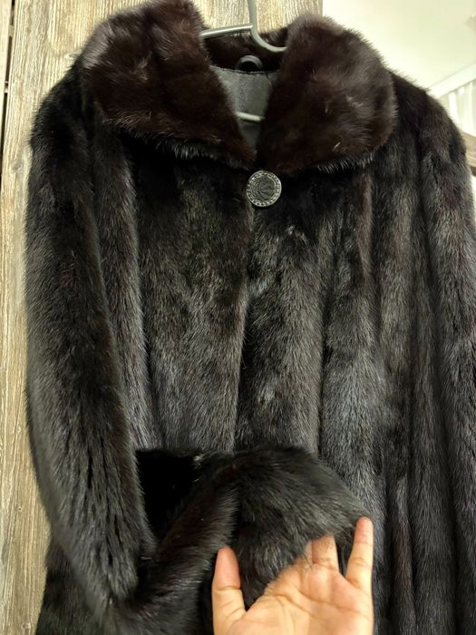 Продам норковую черную шубу