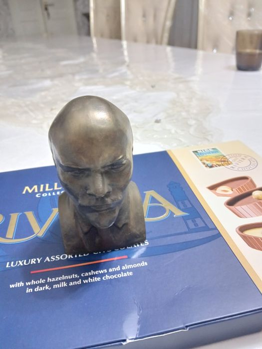 Металический бронзвий бюст ленина