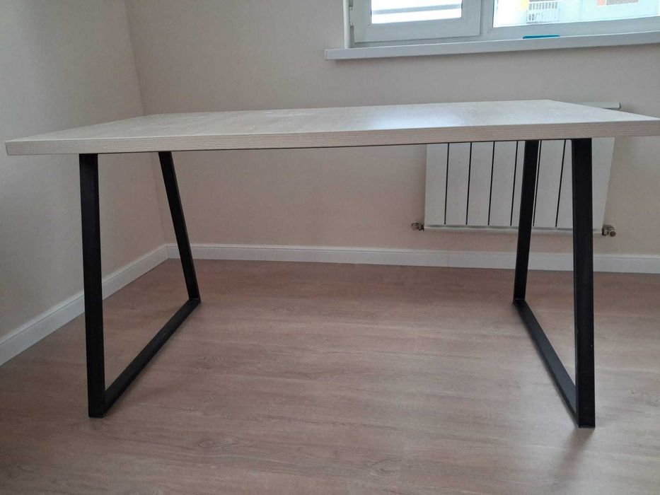 Стол          недорого.