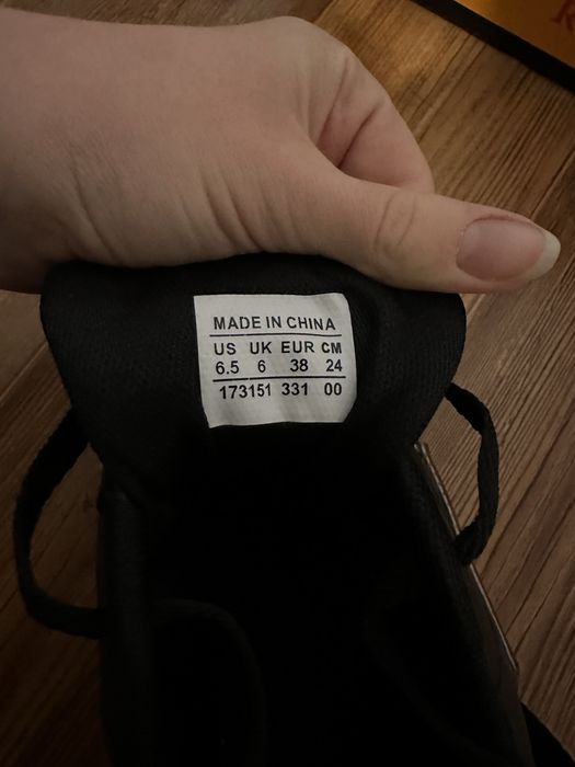 Продам стильные кроссовки (размер 38 / 24 см)