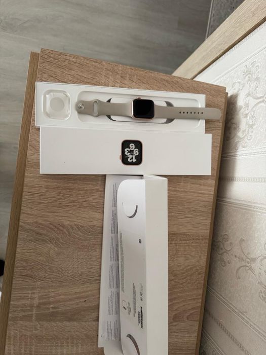 Продам часы Apple watch SE