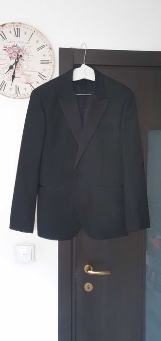 vând costum bărbătesc