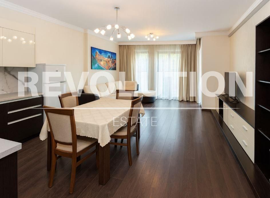 Тристаен апартамент в района на Константин и Елена!