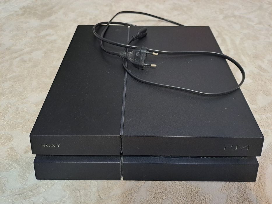 Продам PlayStation 4