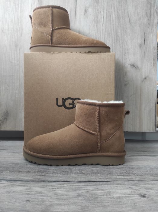 Vând UGG marime 38