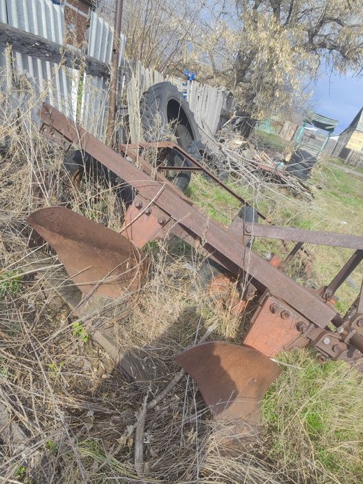 Плуг 3 корпуса в рабочем состоянии