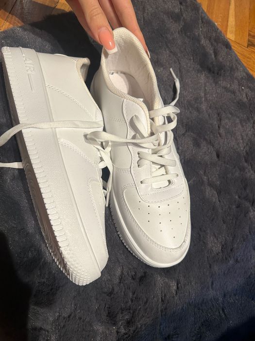 Чисто бели нови обувки