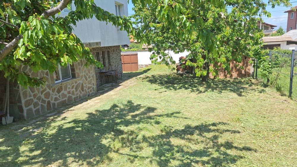 Косене на трева почистване на терени подрязване на жив плет и поддръжк