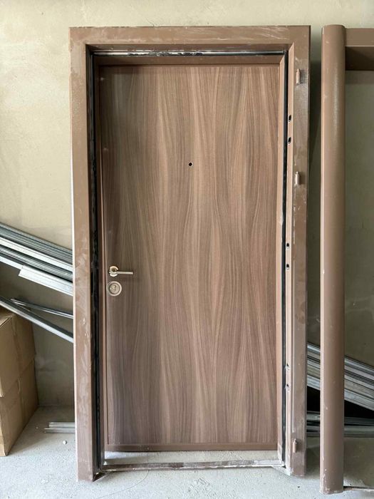 Входна врата - светло кафява