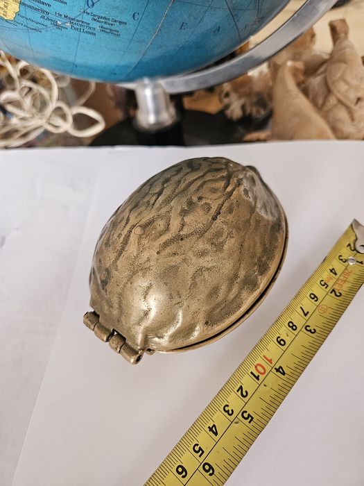 Cutie de bronz în forma de nuca , spărgător de nuci