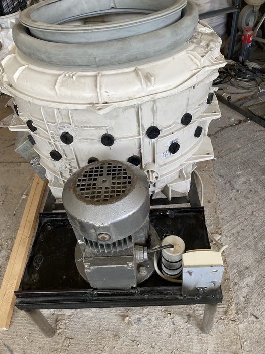 Машина за скубане на пилета,бройлери,кокошки. Скубачка