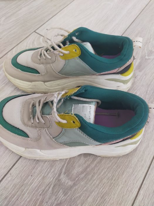 Бесплатно  кроссовки 36 размер.