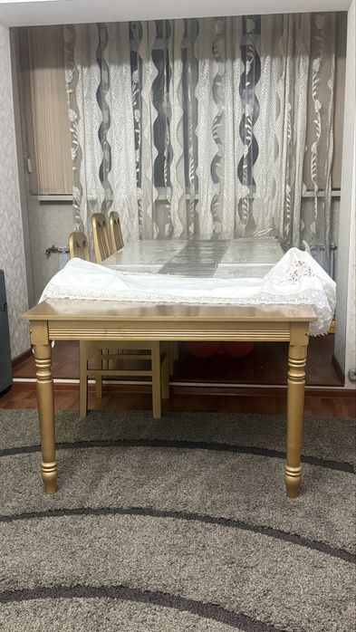 Стол и стулья для гостинной