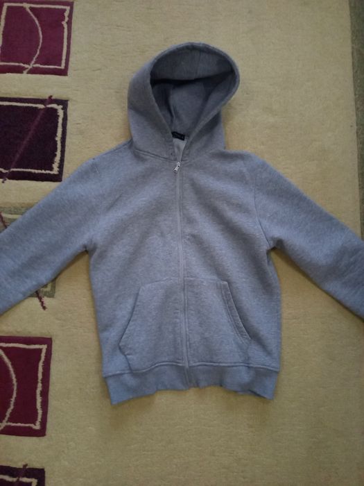 серая кофта на замке