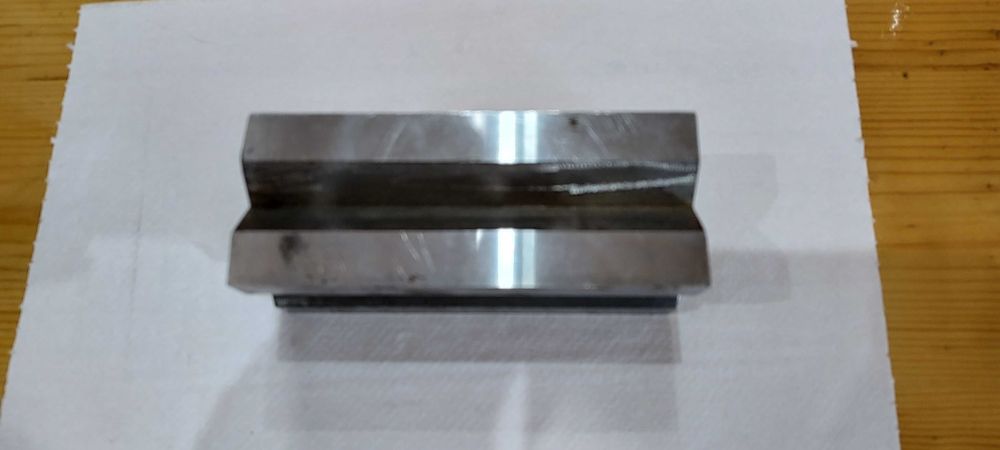 Продавам шлосерска призма и два пистолета за въздух