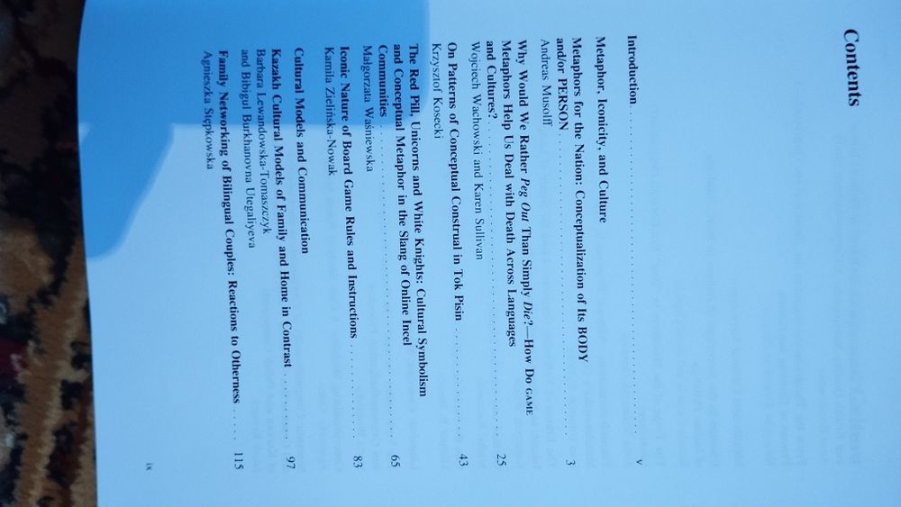 Продам книгу на фото