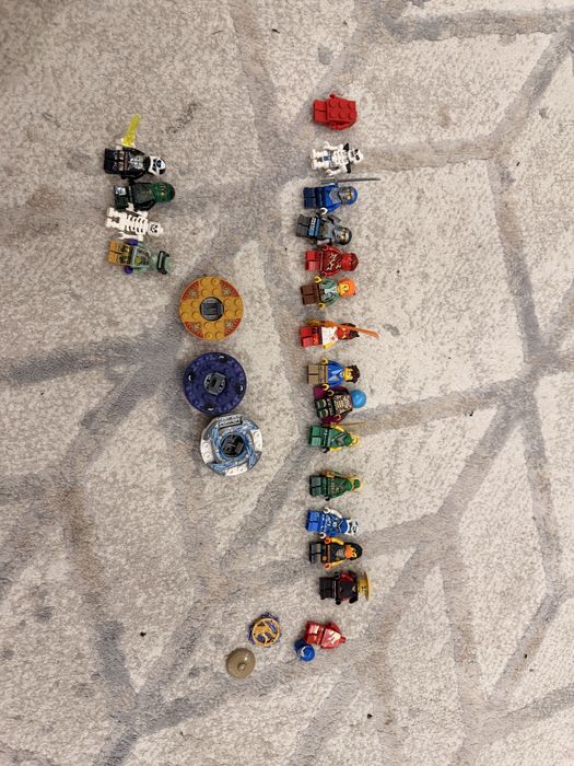 Продаю лего фигурки