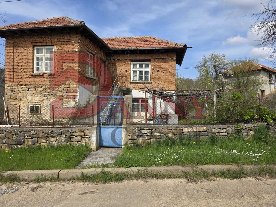 Двуетажна къща за продажба в с. Крушево - обл. Габрово