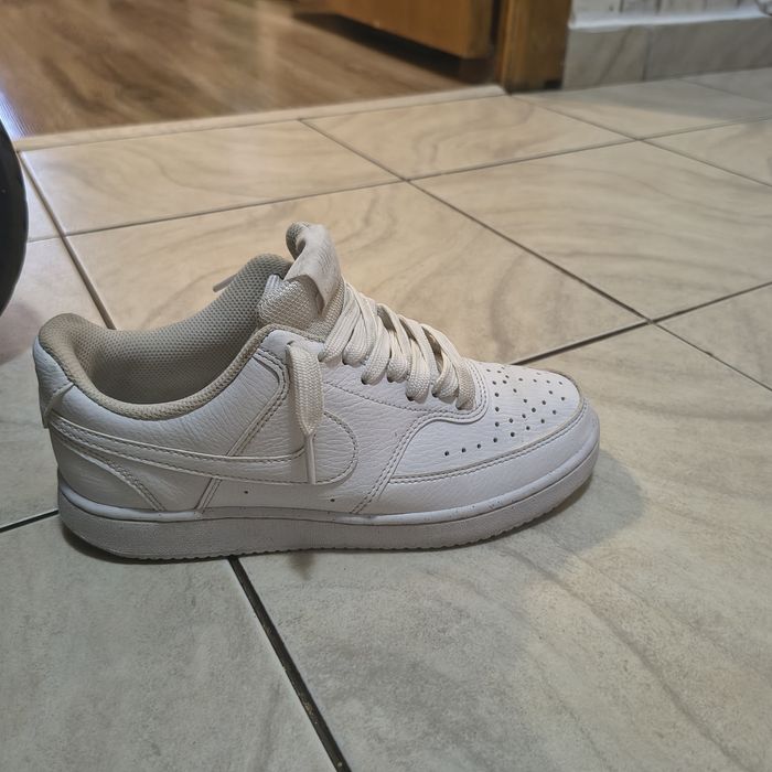 Adidași Nike foarte puțin purtati