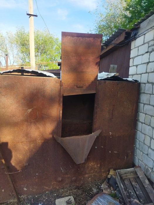 Железные емкости для сена,для зерна.