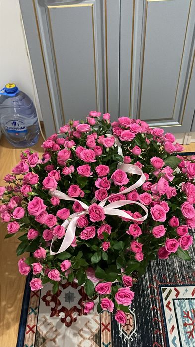 Цветы в корзине и букет