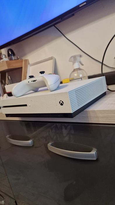 8 GBx box one s
CPU
AMD Scorpio Engine 8-core, 8-core Custom AMD CPU c