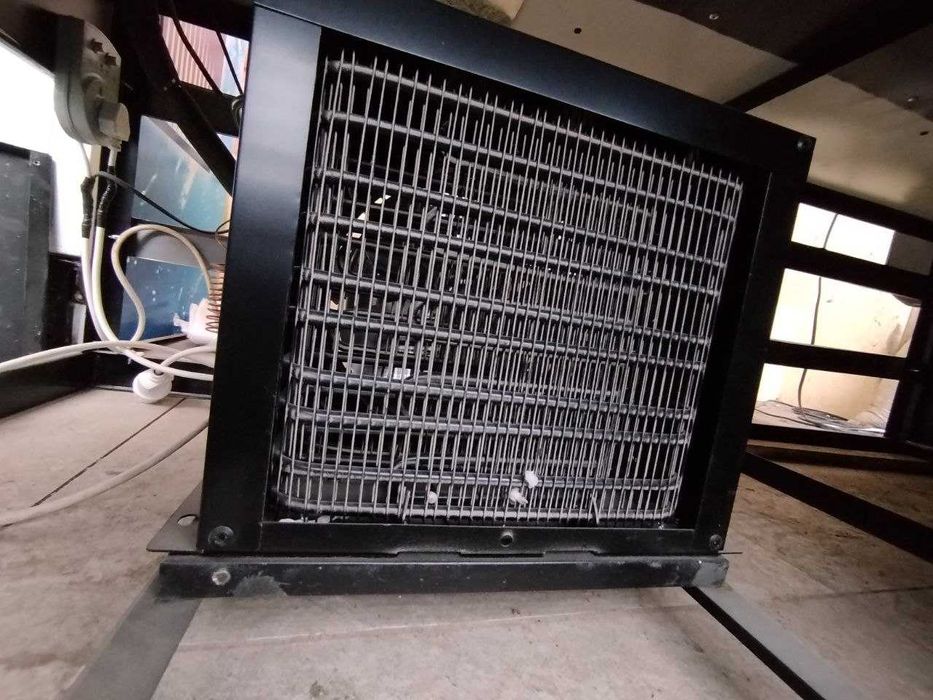 Vitrina holodelnik sotiladi