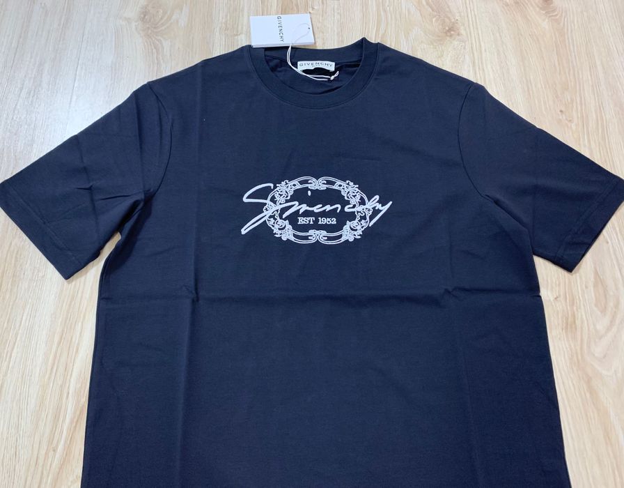 Нови мъжки тениски с етикети Givenchy налични