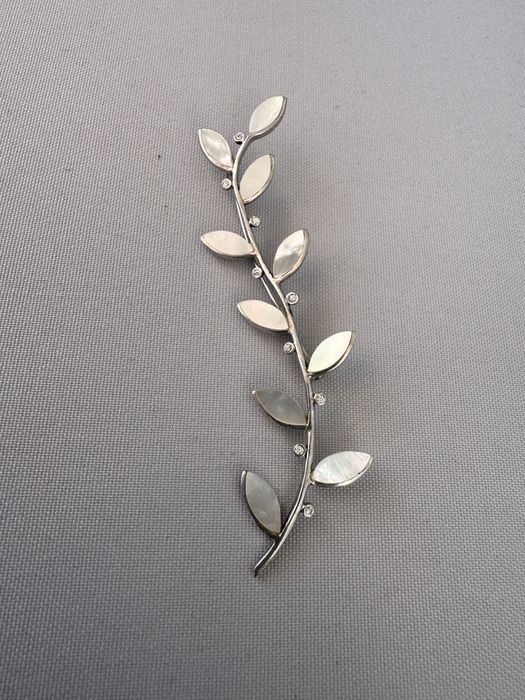 Brosa dun argint, cubic zirconia si sidef