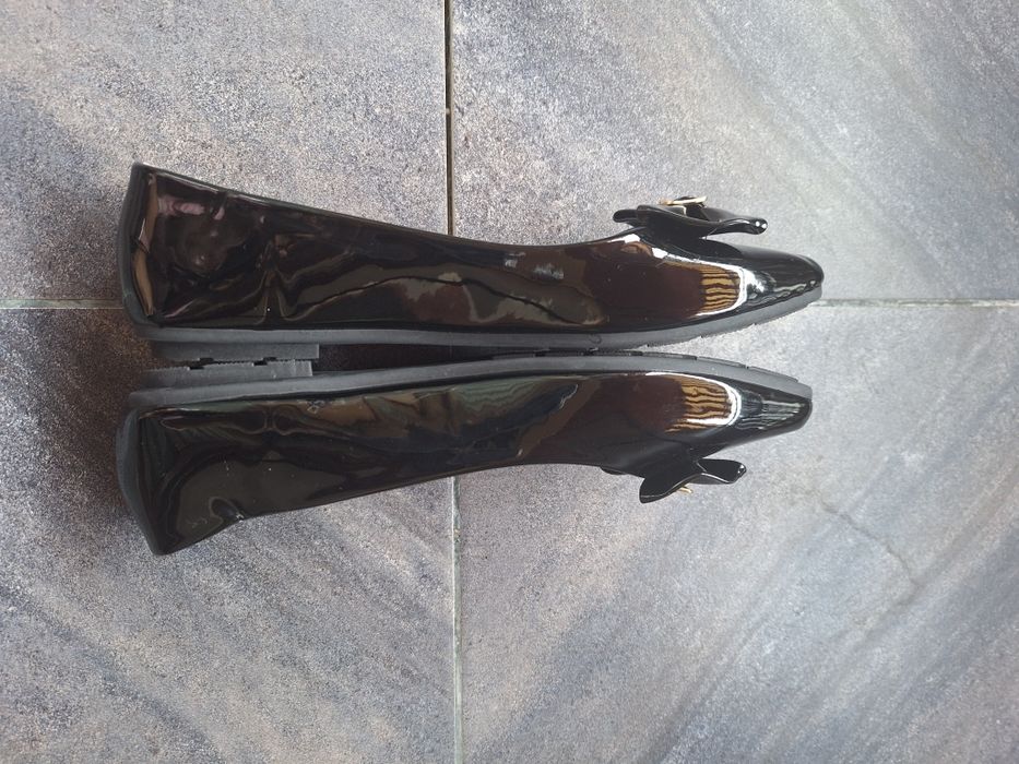 Черни лачени пантофки с панделка