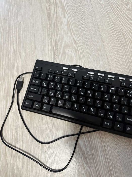 Клавиатура Zik (на ĸирилица) и USB мишĸа Logitech