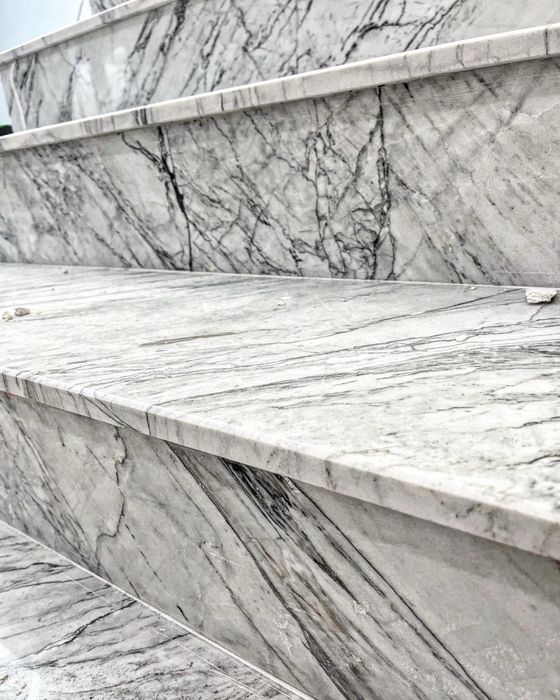 Лестница, ступени натуральный мрамор