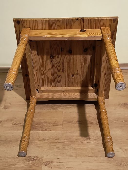 Детски комплект от естествено дърво (чам) - масичка и столче - 38 евро