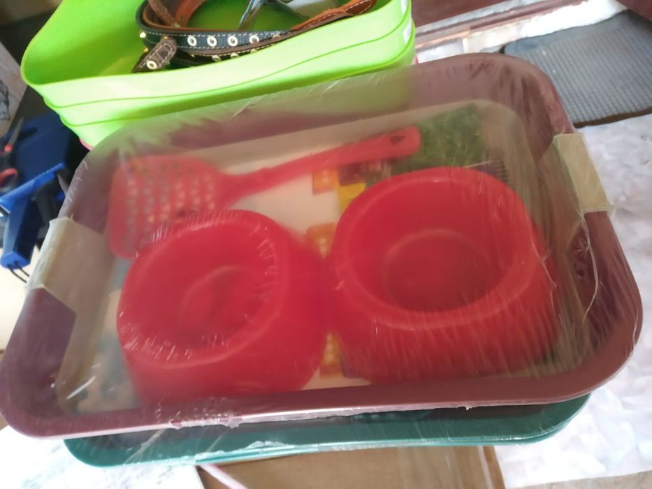 Лоток для кошек с мисками и совком.