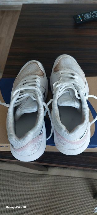 ASICS -incaltaminte pentru sport , in special TENIS