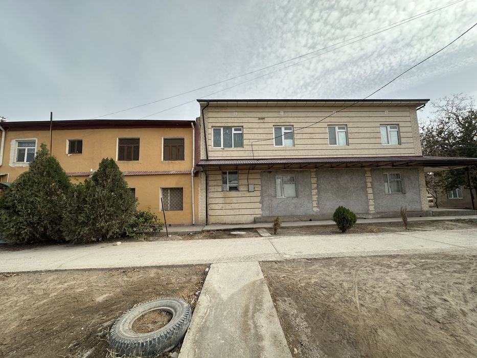 Уйлар сотилади 2-каватли нотурар ва орасилан эшик очилган 5-хонали уй