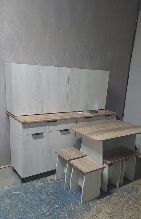 Кухонный стол и 4 табуретки