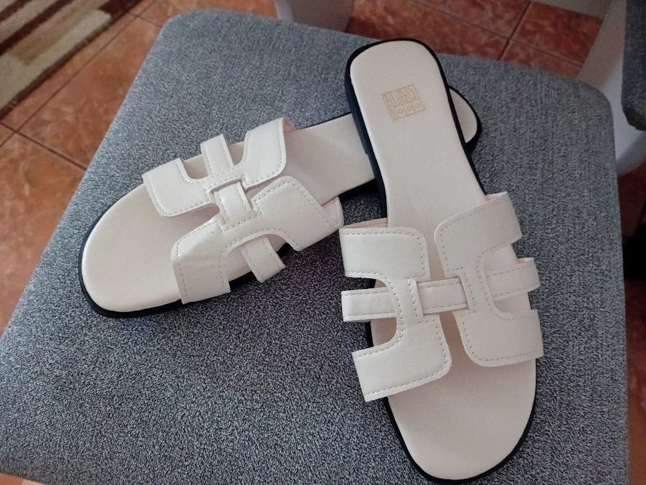 Papuci noi nr 38