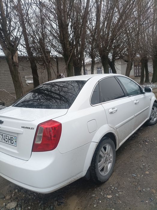 Lacetti 1.8 sotiladi