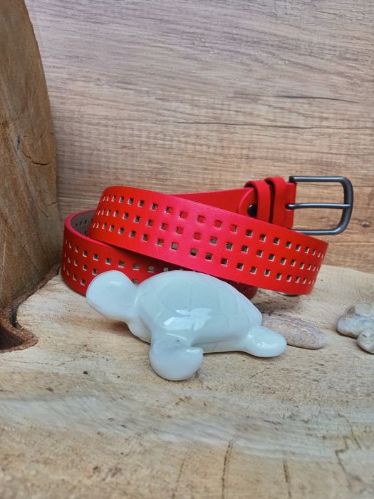 Майсторски изработен колан в кафяво с капси