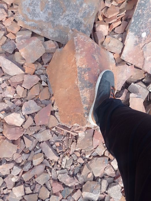 Красный рваный камень