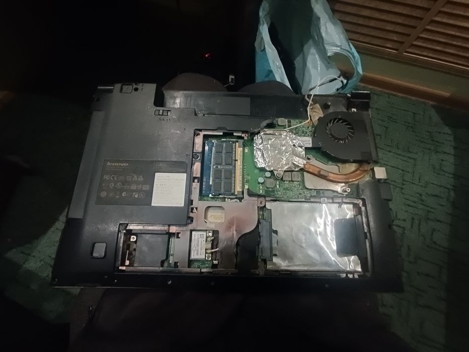 Продам ноутбук Леонова v560на запчасти