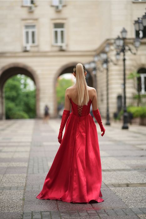 Червена абитуриентска рокля – с ръкавици и дълбока цепка, като нова