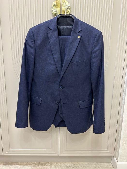 Мужской классический костюм тройка. Цена 8000 тг