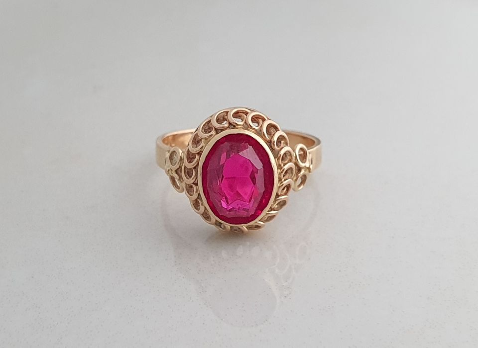 Inel vintage din aur de 14K cu rubin – detalii filigranate
Mărime: 56