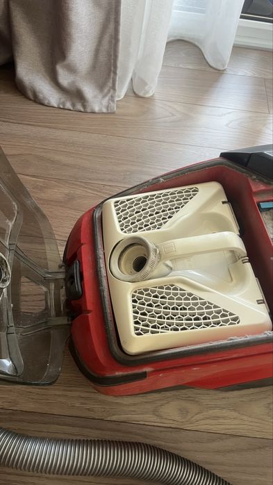 пылесос Thomas, красного цвета