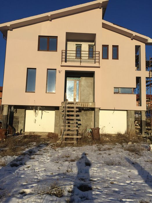 Vand casa cu doua apartamente
