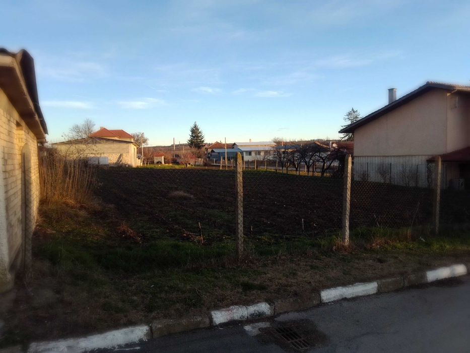 Продава се празно дворно място в гр. Лозница